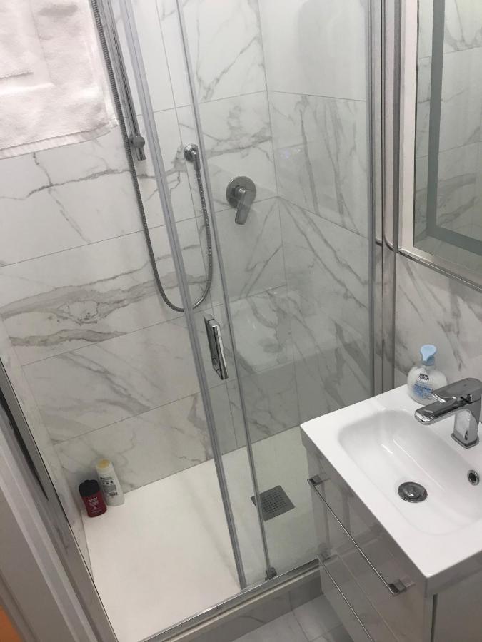 Tra Le Torri B&B - Ampia Stanza Privata In Appartamento Con Bagno Privato Accessibile Da Corridoio Bologna Eksteriør billede